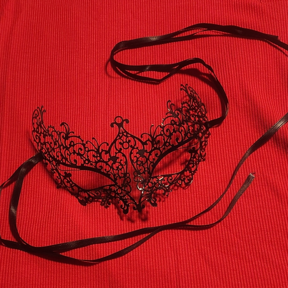 Mask: Elegant Black Face Mask
